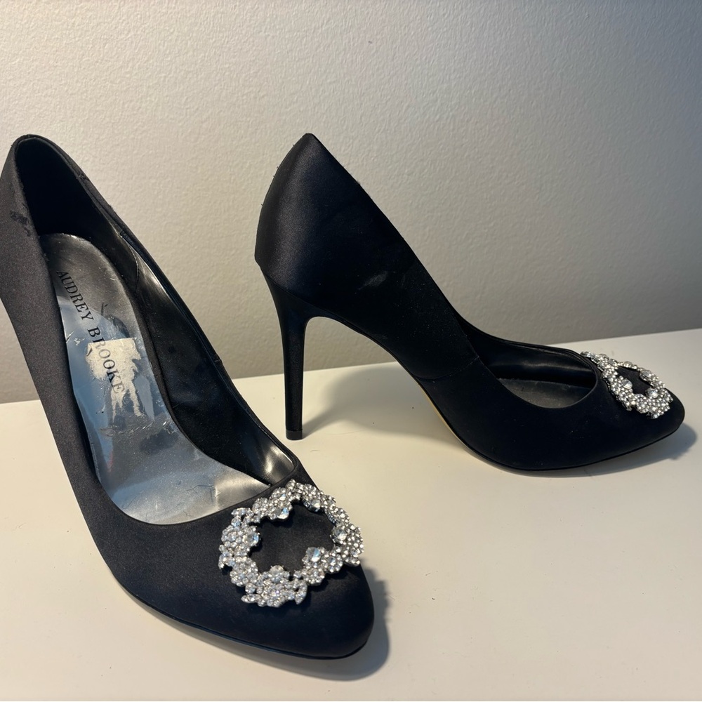 Elegant Black Heels with Embellished Buckle
